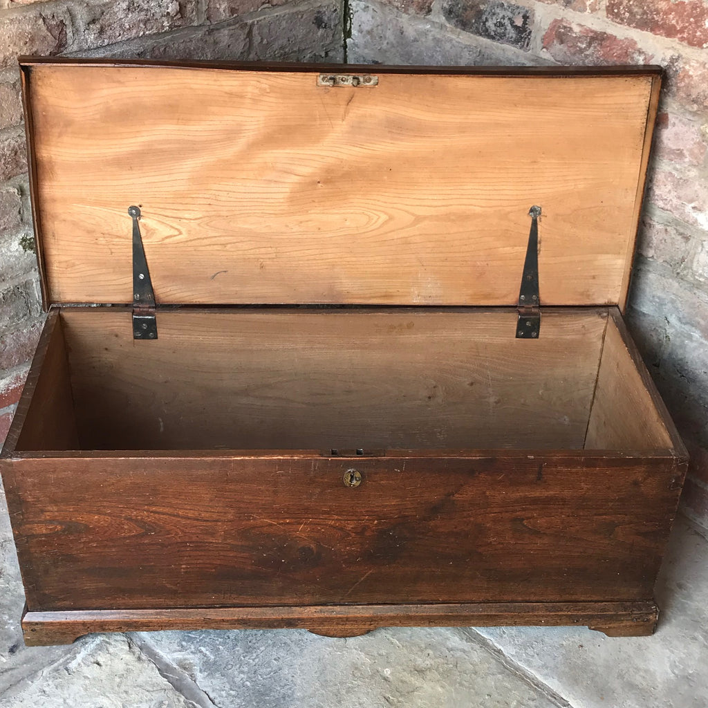 Early 19th Century Elm Blanket Box - Inside View - 5