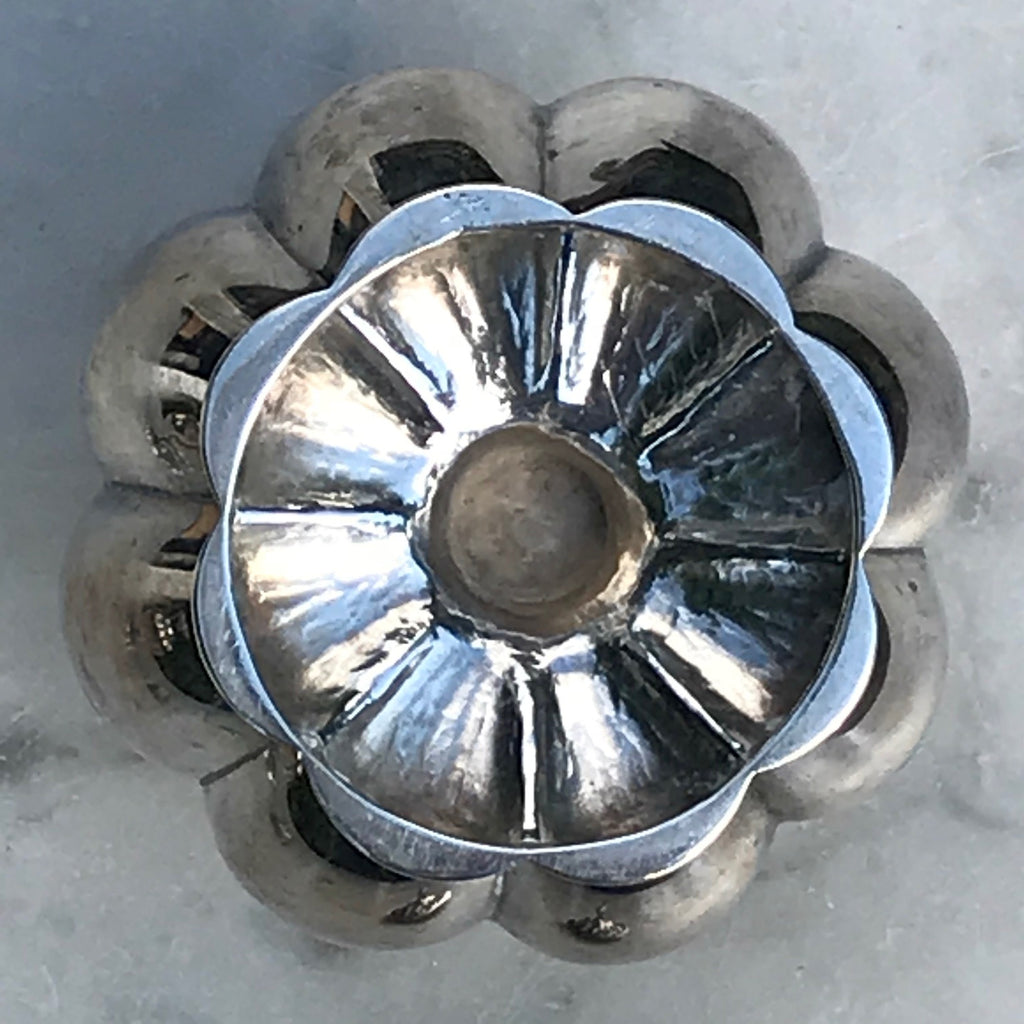 Pair of Victorian Silver Pepperettes - Underside View - 10