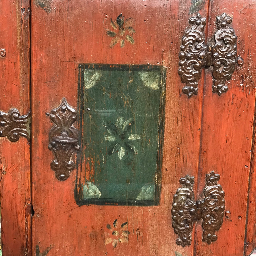 18th Century Painted Swedish Dresser - Detail View - 4