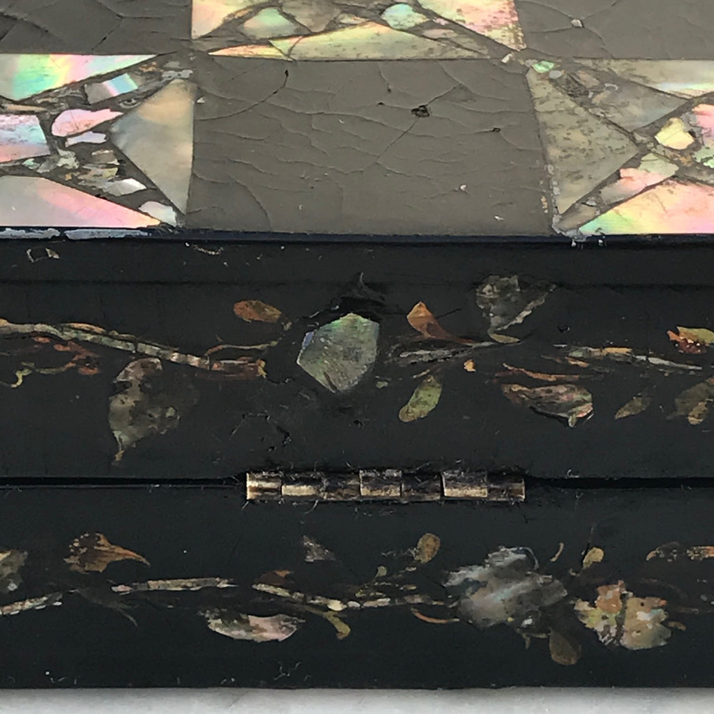 19th Century Mother of Pearl Chessboard with Backgammon Interior - Detail View - 8