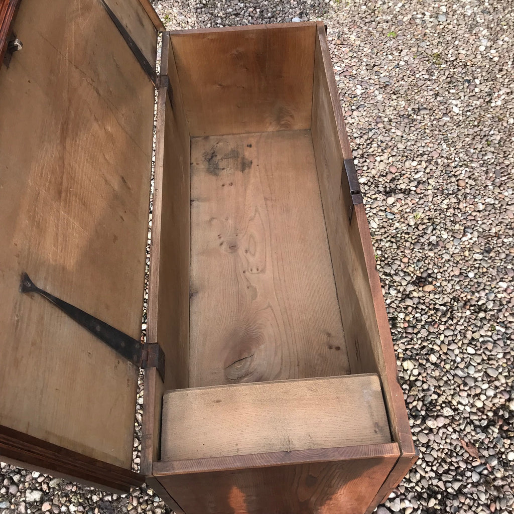 Georgian Elm Coffer with Heart Motif - Detail View - 3