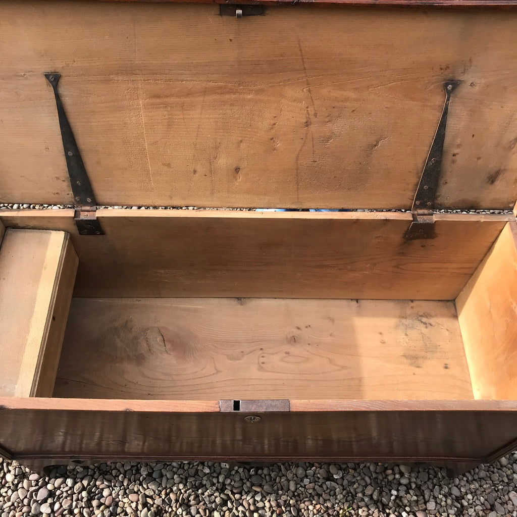 Georgian Elm Coffer with Heart Motif - Detail View - 4