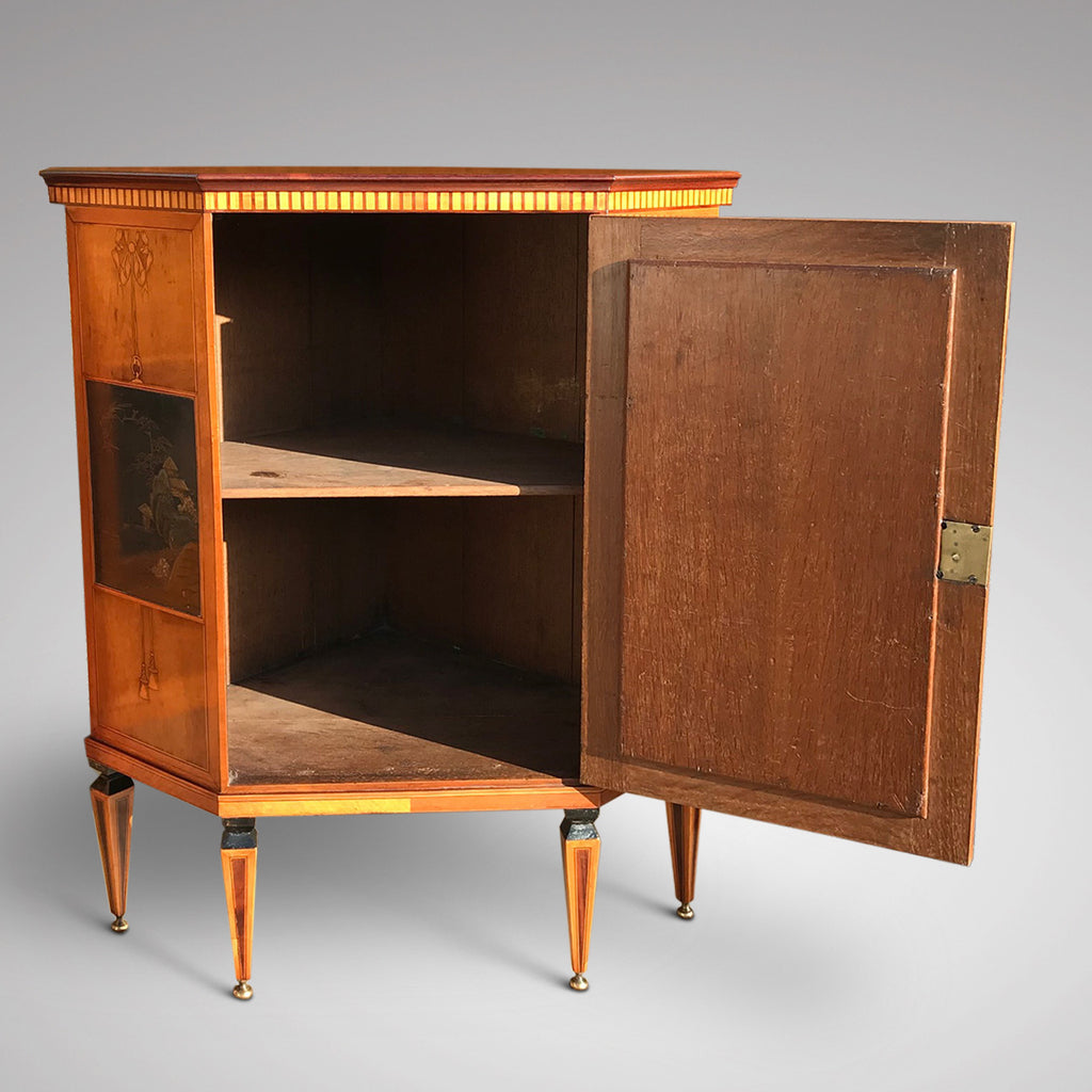 Pair of 19th Century Exhibition Quality Corner Cabinets - Inside View - 3