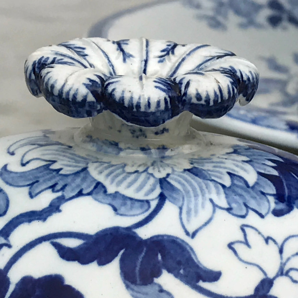 19th Century Wedgwood Sauce Tureen - Detail View of Finial - 3