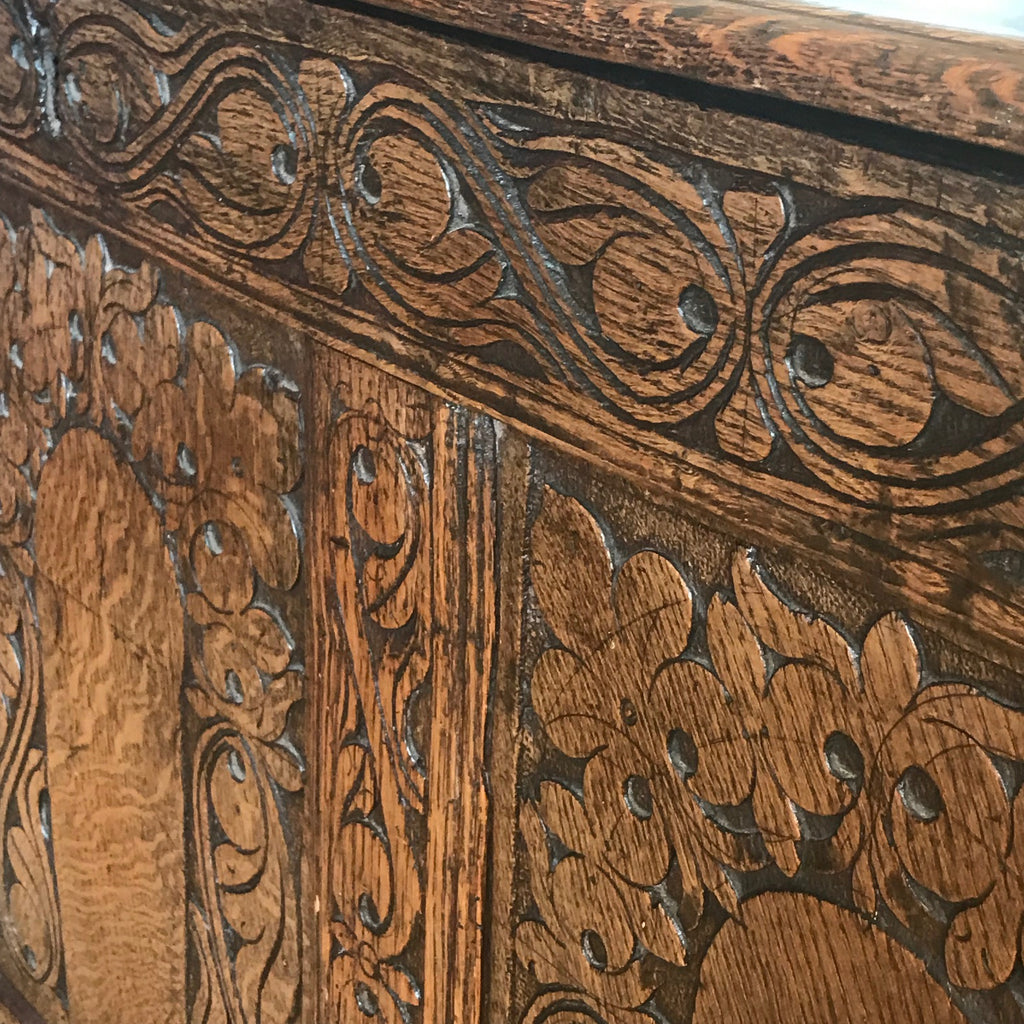 18th Century Welsh Carved Oak Coffer - Detail View - 6