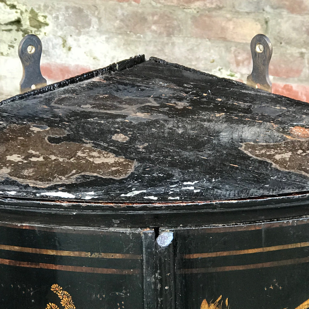 Early 18th Century Chinoiserie Corner Cupboard - Top Detail View - 13