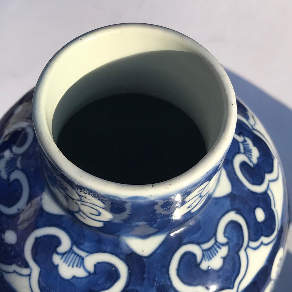 Pair of 19th Century Blue & White Chinese Vases with Covers - Detail View - 6