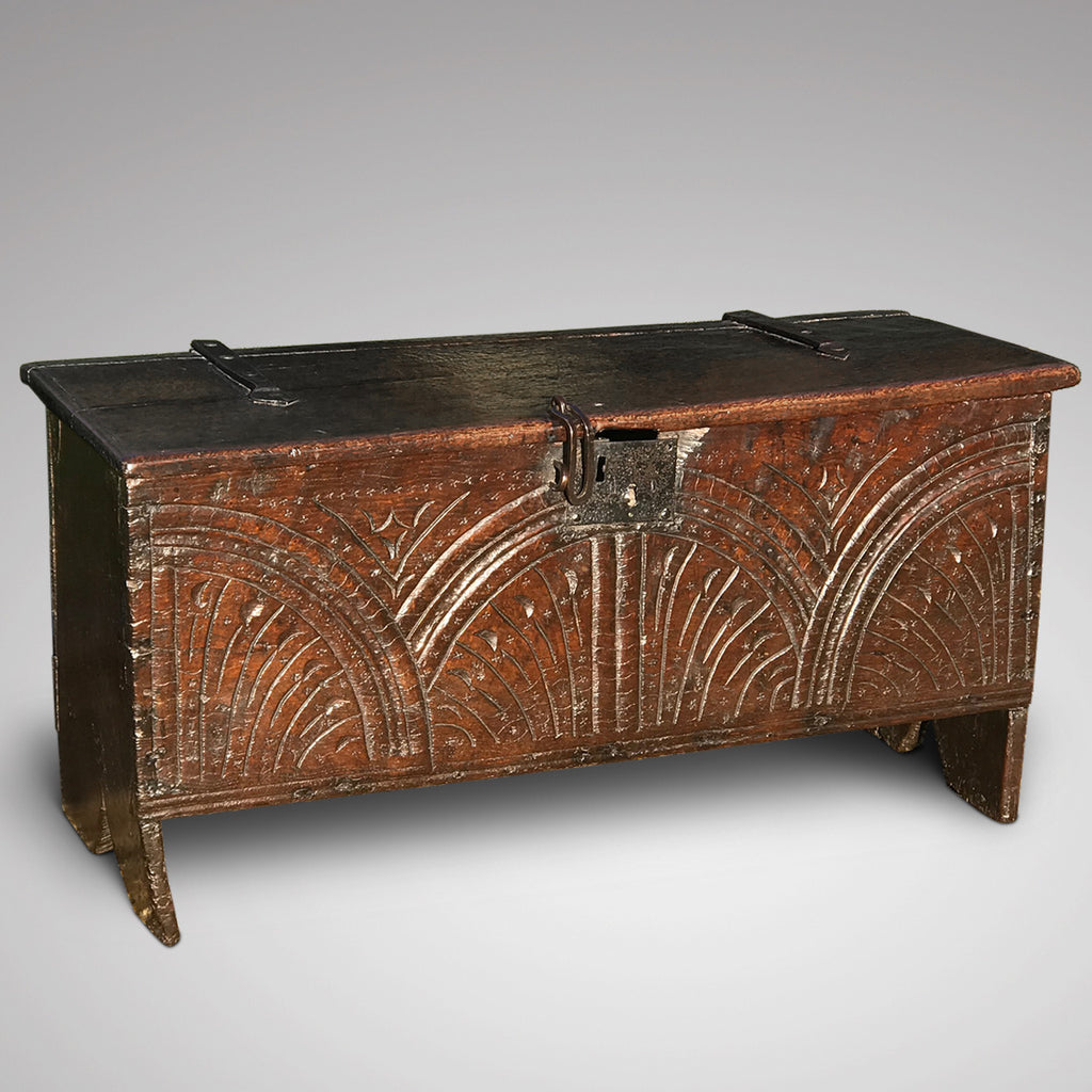 Small 17th Century Oak Coffer - Main view - 1